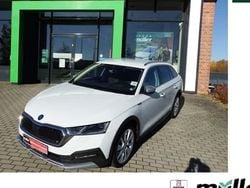 Weiß (moonweißperleffekt) Gebraucht 2021 Skoda Octavia Scout 4x4 Kombi | 25.990 € (Guter Preis)