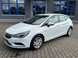 Weiß Gebraucht 2015 Opel Astra Edition Limousine | 6.500 € (Etwas zu teuer)