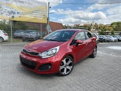 Rot Gebraucht 2014 Kia Rio Spirit Limousine | 5.898 € (Fairer Preis)