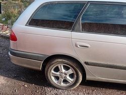 Grau Gebraucht 1998 Toyota Avensis Kombi | 2.000 €