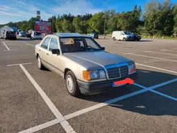 Beige Gebraucht 1989 Mercedes E200 Limousine | 7.950 €