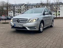Grau Gebraucht 2013 Mercedes B200 Van / Kleinbus | 9.700 € (Fairer Preis)