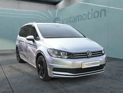 Silber Gebraucht 2023 VW Touran Comfortline Van / Kleinbus | 34.430 € (Etwas zu teuer)
