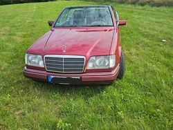Rot Gebraucht 1993 Mercedes E220 Cabrio | 13.550 €