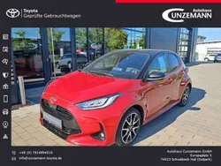 Karminarot metallic, dach schwarz Gebraucht 2022 Toyota Yaris Basis Limousine | 18.560 € (Fairer Preis)