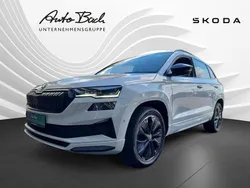 Weiß (moonweiß perleffekt) Gebraucht 2023 Skoda Karoq SportLine SUV | 35.690 € (Etwas zu teuer)