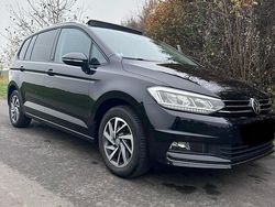 Schwarz Gebraucht 2018 VW Touran Sound Van / Kleinbus | 24.000 €