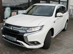 Weiß Gebraucht 2021 Mitsubishi Outlander P-HEV Basis SUV | 21.900 € (Fairer Preis)