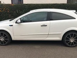 Weiß Gebraucht 2009 Opel Astra GTC Coupé | 2.490 € (Superpreis)