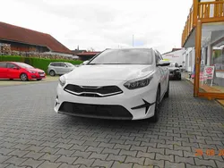 Cararraweiß Neu 2025 Kia Ceed 4 Limousine | 27.690 € (Fairer Preis)
