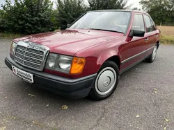 Rot Gebraucht 1989 Mercedes E200 Limousine | 8.750 €