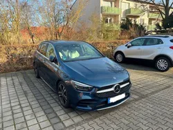 Blau Gebraucht 2019 Mercedes B220 AMG line Van / Kleinbus | 25.800 € (Fairer Preis)