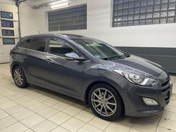 Grau Gebraucht 2016 Hyundai i30 Passion Kombi | 10.600 € (Fairer Preis)