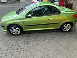 Grün Gebraucht 2002 Peugeot 206 CC Cabrio | 1.999 € (Etwas zu teuer)