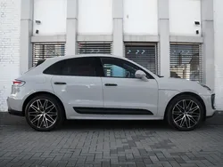 Grau Gebraucht 2021 Porsche Macan SUV | 74.500 €