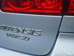 Silber Gebraucht 2004 Toyota Avensis Verso Van / Kleinbus | 3.997 €