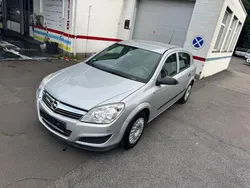 Silber Gebraucht 2009 Opel Astra Selection Limousine | 3.980 € (Fairer Preis)