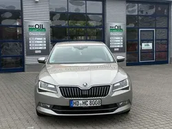 Gelb Gebraucht 2015 Skoda Superb LAURIN & KLEMENT Limousine | 14.000 € (Etwas zu teuer)