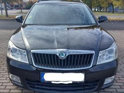 Schwarz Gebraucht 2012 Skoda Octavia Family Kombi | 3.900 € (Superpreis)