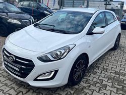 Weiß Gebraucht 2015 Hyundai i30 Classic Limousine | 8.000 € (Fairer Preis)