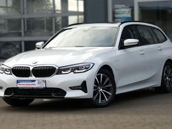 Mineralweiß metallic Gebraucht 2021 BMW 320e Sport Line Kombi | 26.900 € (Teuer)