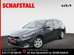 Grau ((h8g) pentametal met.) Gebraucht 2024 Kia Ceed Sportswagon Comfort Kombi | 22.479 € (Superpreis)