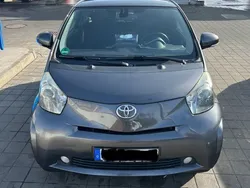 Grau Gebraucht 2010 Toyota iQ Kleinwagen | 4.899 € (Fairer Preis)