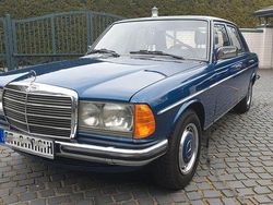 Blau Gebraucht 1976 Mercedes E280 Limousine | 17.999 €