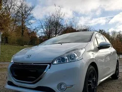Weiß Gebraucht 2014 Peugeot 208 Kleinwagen | 6.800 € (Fairer Preis)