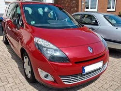Rot Gebraucht 2011 Renault Grand Scénic III Bose Edition Van / Kleinbus | 4.299 € (Guter Preis)