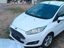 Weiß Gebraucht 2014 Ford Fiesta Kleinwagen | 5.200 €