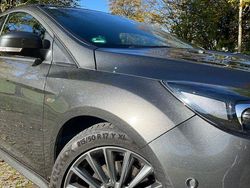 Grau Gebraucht 2017 Ford Focus ST-Line Limousine | 9.999 € (Fairer Preis)