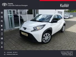 Weiß Gebraucht 2022 Toyota Aygo Play Kleinwagen | 11.900 € (Fairer Preis)