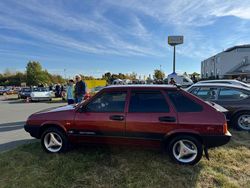 Rot Gebraucht 1998 Lada Samara Kleinwagen | 9.800 €
