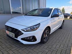 Weiß Gebraucht 2021 Hyundai i30 Intro Edition Limousine | 17.450 € (Guter Preis)