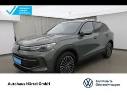Cipressinogrün (green), metallic Gebraucht 2024 VW Tiguan Life SUV | 37.600 € (Teuer)