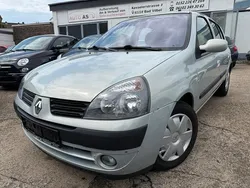 Grau Gebraucht 2004 Renault Clio II Limousine | 3.990 € (Etwas zu teuer)
