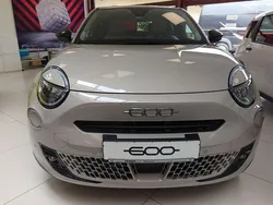 Beige Neu 2025 Fiat 600E La Prima SUV | 37.490 € (Fairer Preis)