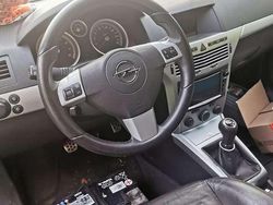 Schwarz Gebraucht 2006 Opel Astra GTC Limousine | 1.200 €