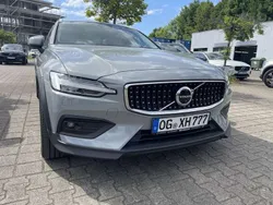Vapour grey Gebraucht 2024 Volvo V60 CC Plus Kombi | 46.990 € (Etwas zu teuer)
