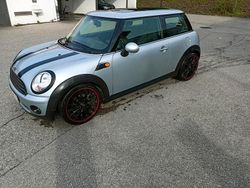 Silber Gebraucht 2007 Mini Cooper Kleinwagen | 2.000 €