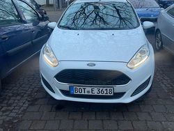 Weiß Gebraucht 2016 Ford Fiesta Trend Limousine | 6.499 € (Fairer Preis)