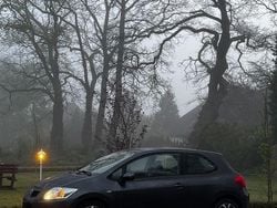 Grau Gebraucht 2007 Toyota Auris Limousine | 2.459 € (Etwas zu teuer)