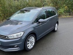 Grau Gebraucht 2023 VW Touran Highline Van / Kleinbus | 28.990 € (Guter Preis)