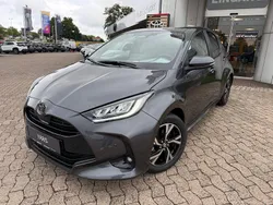Grau Neu 2025 Toyota Yaris Hybrid Limousine | 28.390 € (Etwas zu teuer)