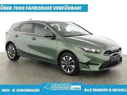 Experience grün metallic Neu 2025 Kia Ceed Limousine | 24.895 € (Fairer Preis)