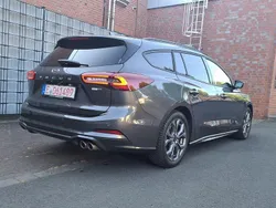 Grau Gebraucht 2023 Ford Focus ST-Line Limousine | 20.700 € (Superpreis)