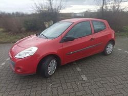 Rot Gebraucht 2009 Renault Clio II Dynamique Limousine | 1.999 € (Fairer Preis)