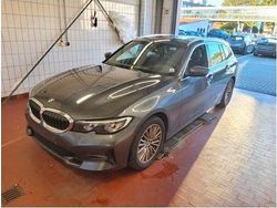 Grau Gebraucht 2021 BMW 318 Sport Line Limousine | 22.397 € (Fairer Preis)