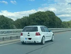 Weiß Gebraucht 2001 VW Golf IV R Limousine | 3.100 € (Etwas zu teuer)